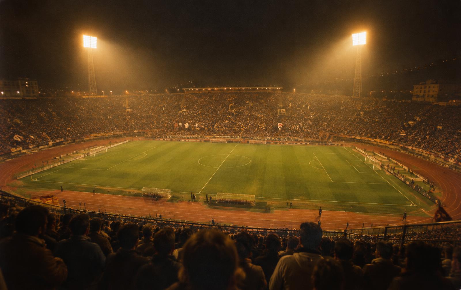 Stadio di calcio illuminato di notte
